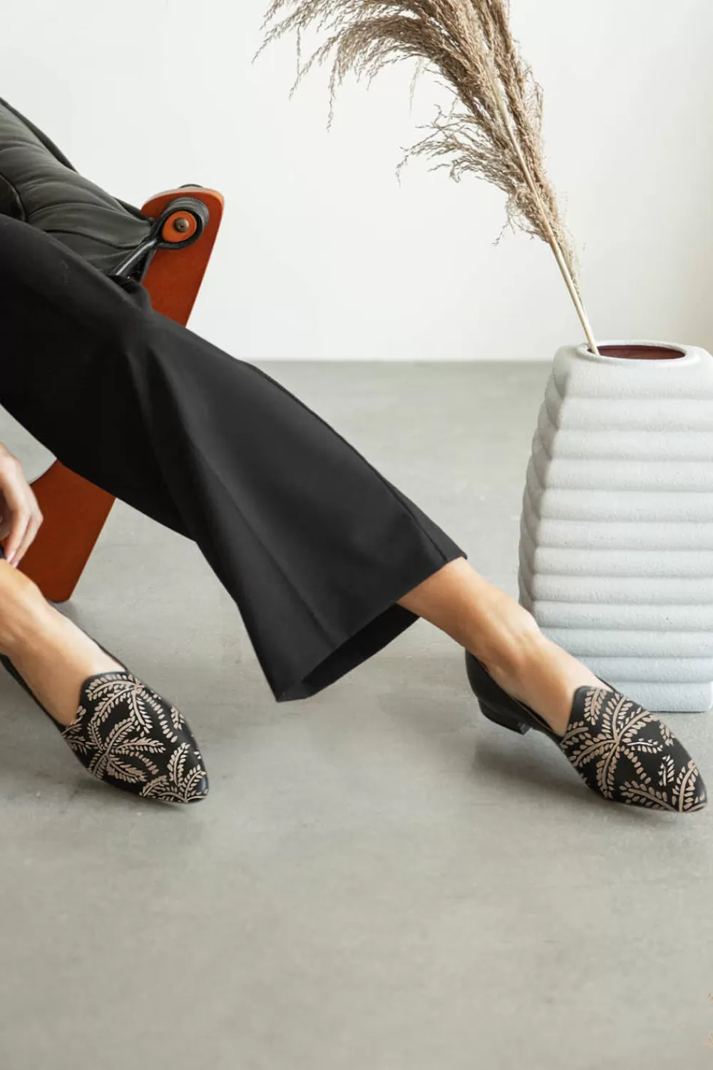 Woman Alepel Shoes | Beige Abstract Palms Black Loafer